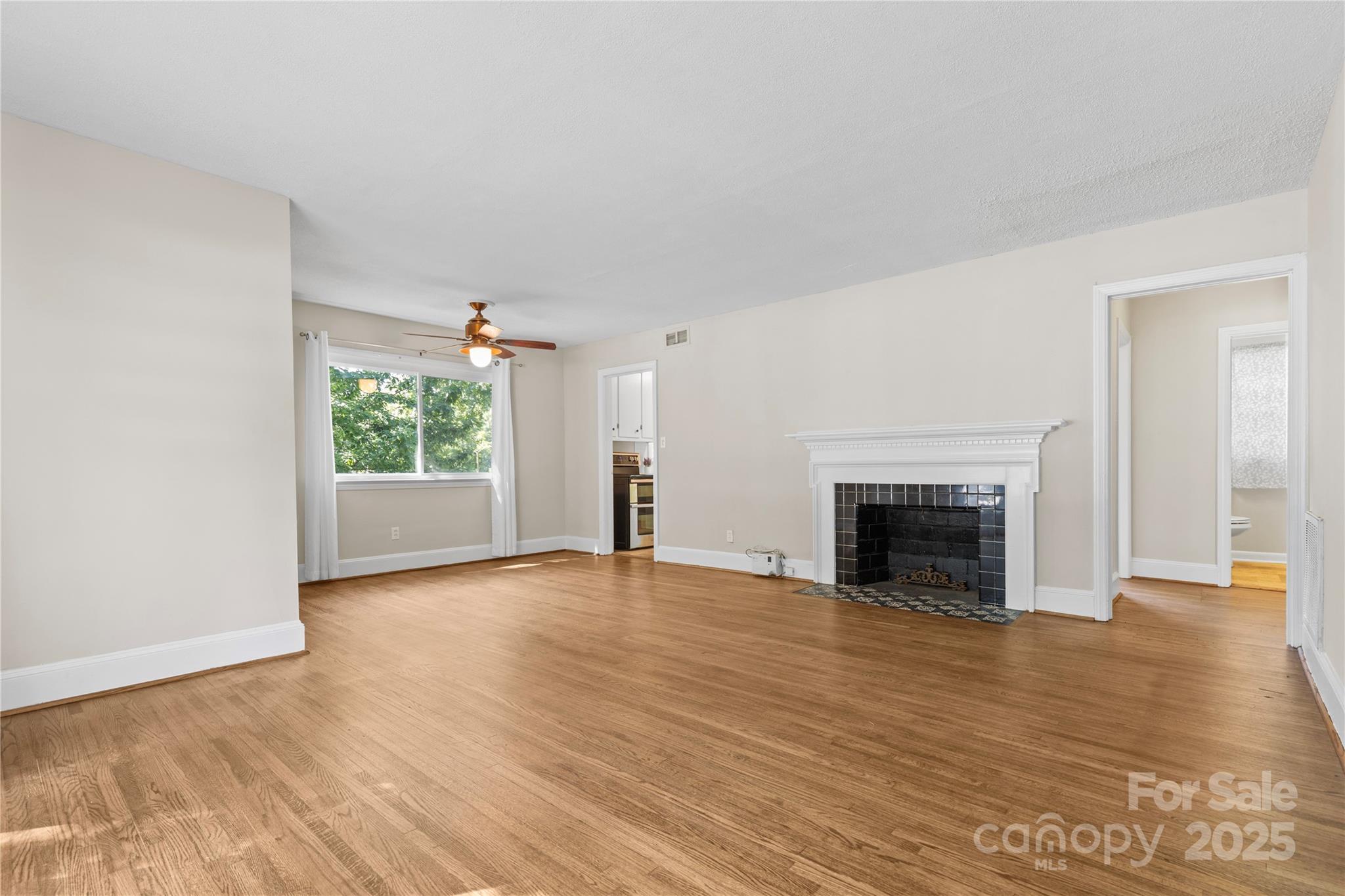 Property image 5 of 552 E Woodlawn Road in Madison Park, Charlotte, NC 28209