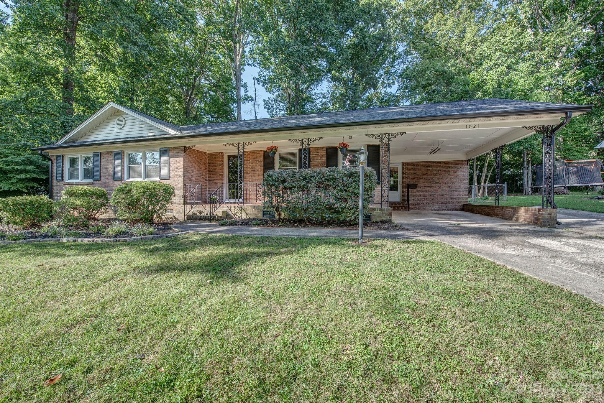 Property image 2 of 1021 Nottingham Drive in Sherwood Forest, Gastonia, NC 28054