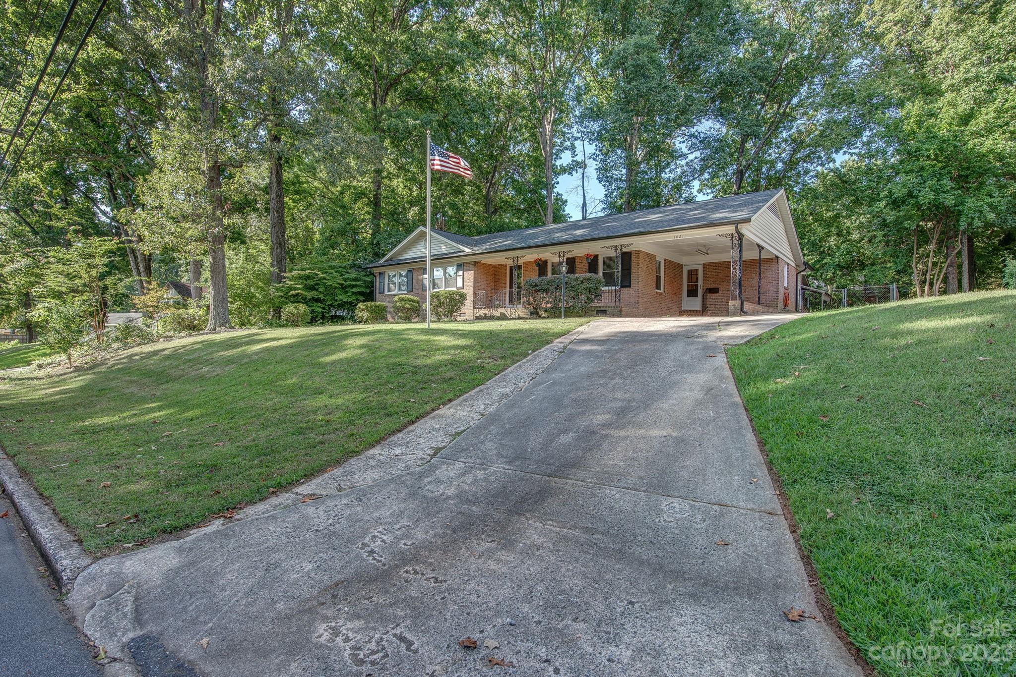 Property image 4 of 1021 Nottingham Drive in Sherwood Forest, Gastonia, NC 28054