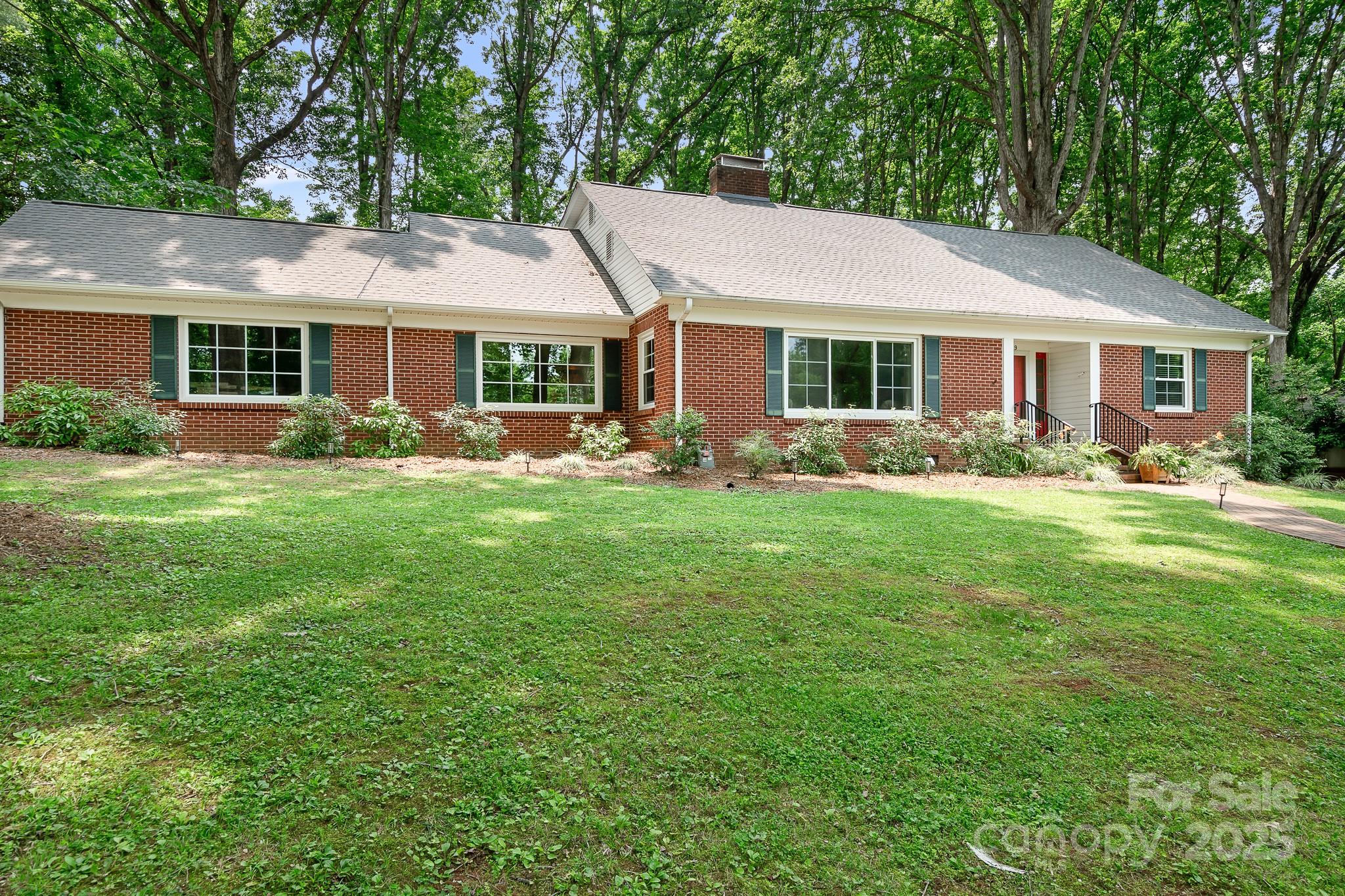 Property image 2 of 329 N Oakwood Drive in Park Grove, Statesville, NC 28677