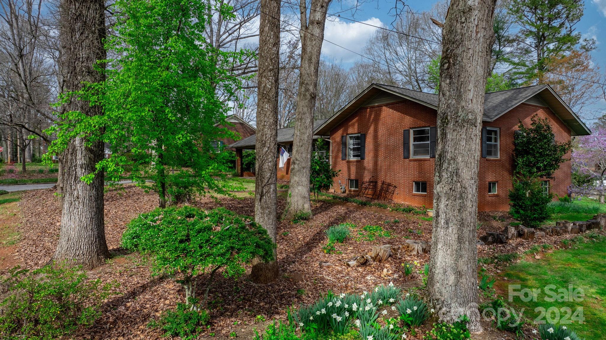 Property image 2 of 1523 Brentwood Drive in Dogwood Hills, Newton, NC 28658