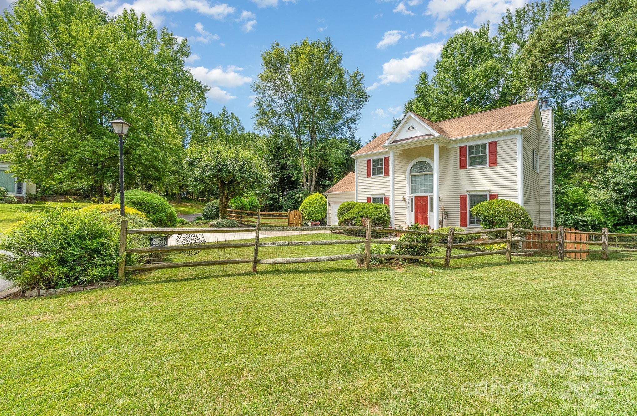 Property image 2 of 7524 Heronwood Lane in Pence Pond, Charlotte, NC 28227