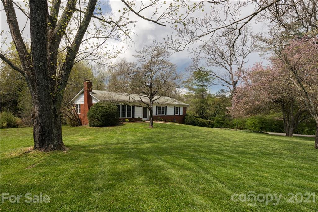 Property image 2 of 207 Applecross Lane in Heatherwood, Hendersonville, NC 28791