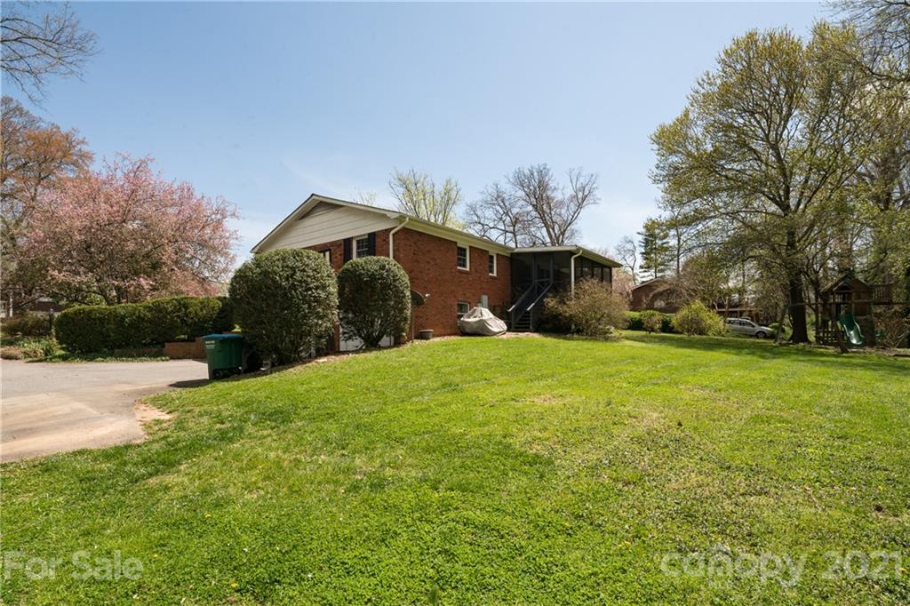 Property image 3 of 207 Applecross Lane in Heatherwood, Hendersonville, NC 28791