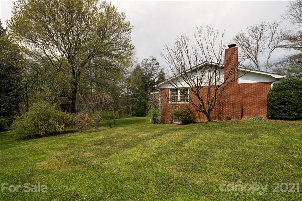 Property image 4 of 207 Applecross Lane in Heatherwood, Hendersonville, NC 28791