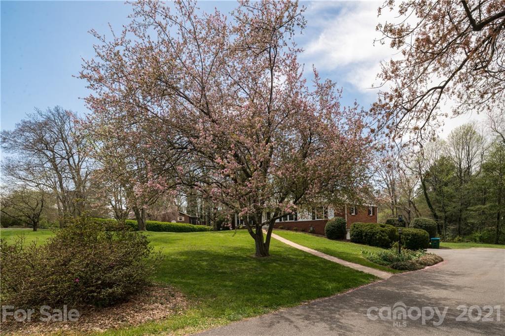 Property image 5 of 207 Applecross Lane in Heatherwood, Hendersonville, NC 28791