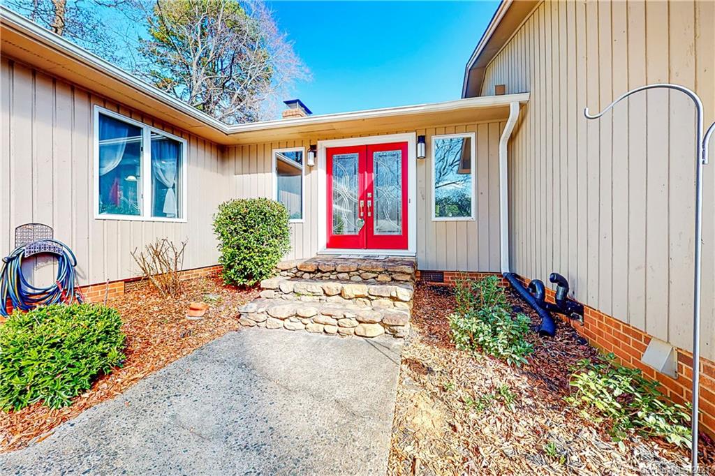 Property image 2 of 1012 Colony Court in Forest Brook, Gastonia, NC 28056