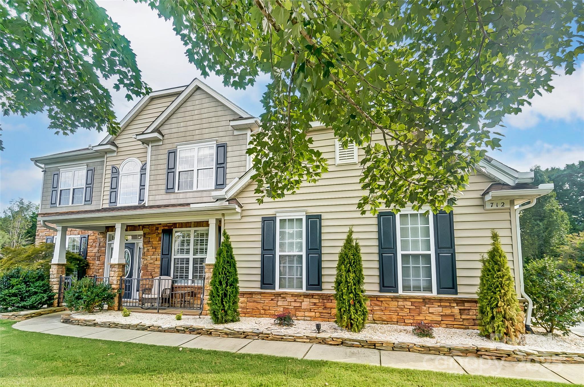 Property image 2 of 712 Springwood Drive in Wesley Oaks, Waxhaw, NC 28173