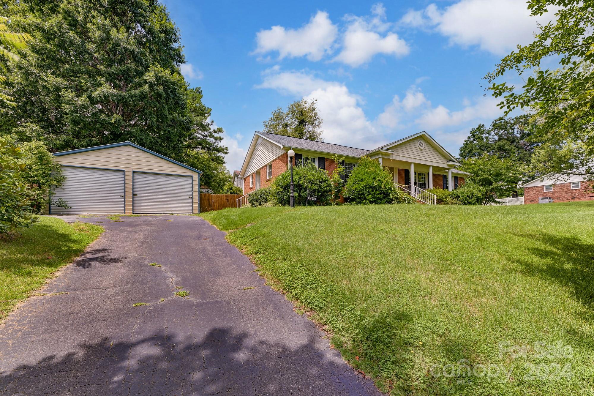 Property image 3 of 1233 Castlegate Street in Kingswood, Gastonia, NC 28054