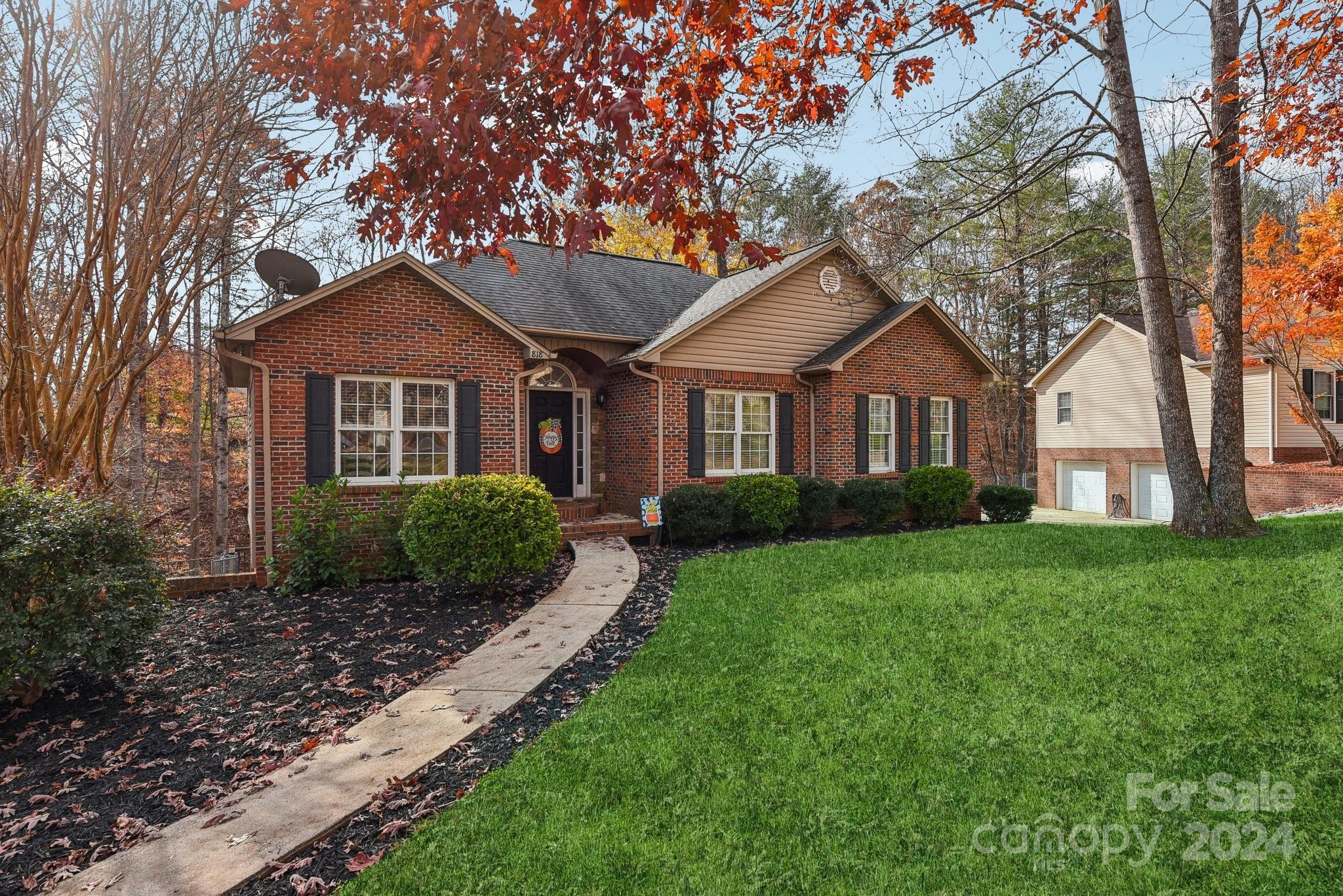 Property image 2 of 818 17th Avenue Drive in Providence Forest, Hickory, NC 28602
