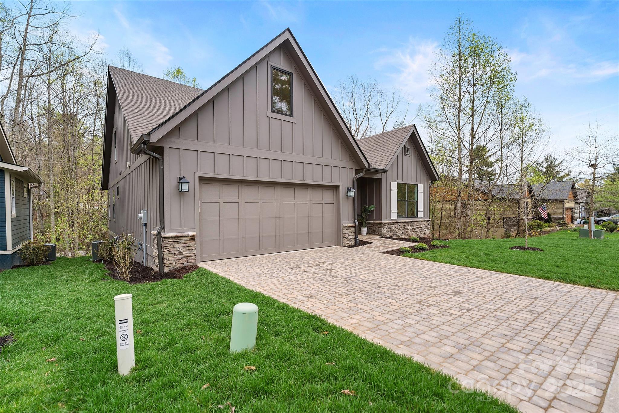 Property image 3 of 31 Hogans View Circle in Hawks Ridge, Hendersonville, NC 28739