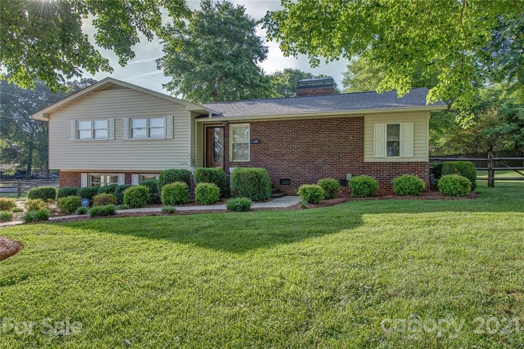 Property image 2 of 2404 Hoffman Street in Robinson Heights, Gastonia, NC 28054