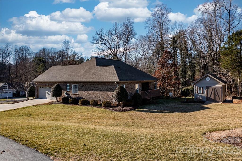 Property image 3 of 1325 Kensington Circle in Nottingham Estates, Newton, NC 28658