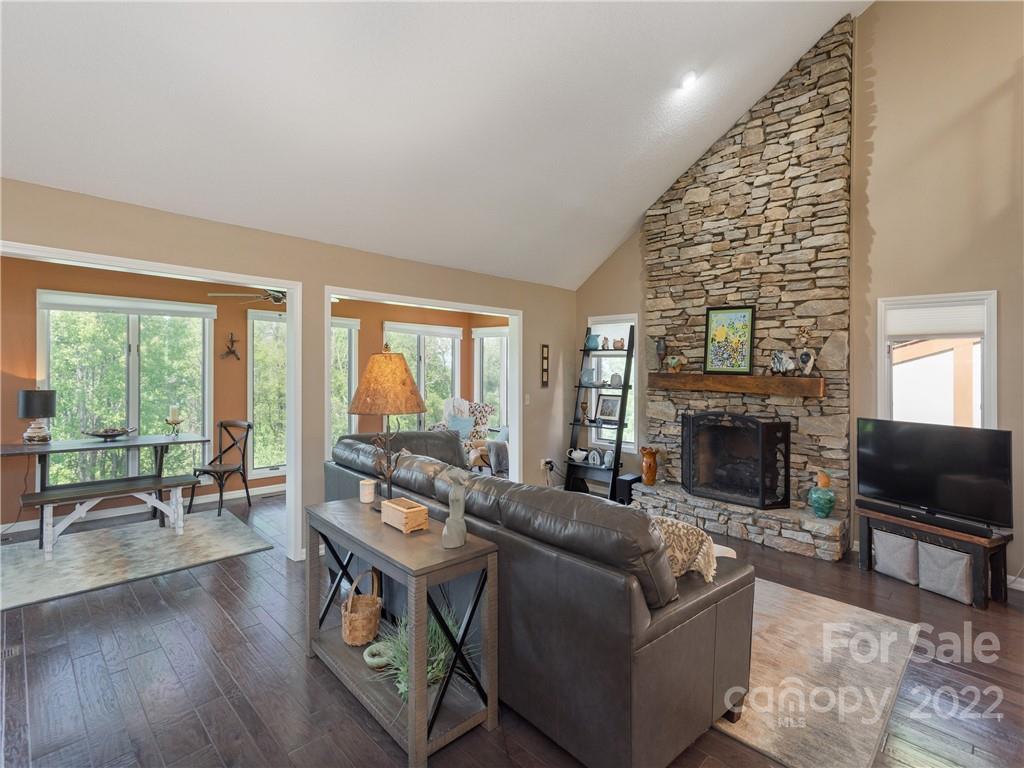 Property image 4 of 905 Fleetwood Plaza in Fleetwood Plaza, Hendersonville, NC 28739