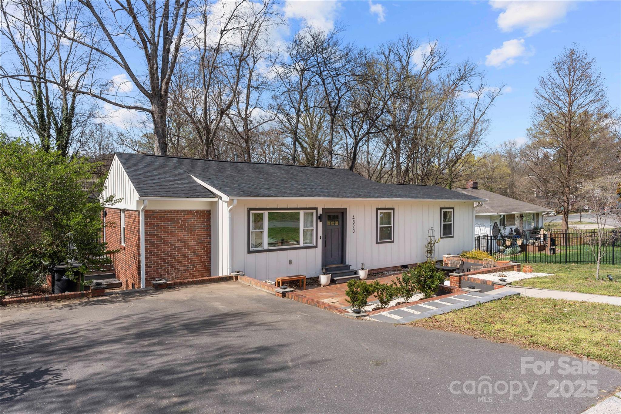 Property image 3 of 4820 Valley Stream Road in Selwyn Park, Charlotte, NC 28209