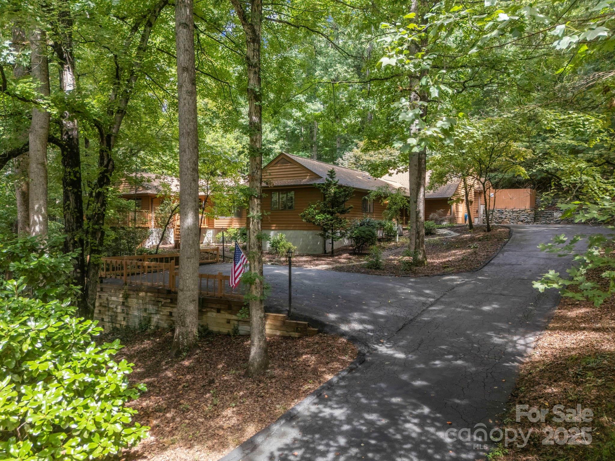 Property image 2 of 39 Foxglove Road in Timber Creek, Hendersonville, NC 28739