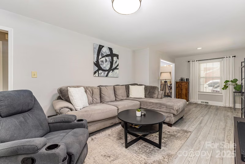 1218 E Woodlawn Road