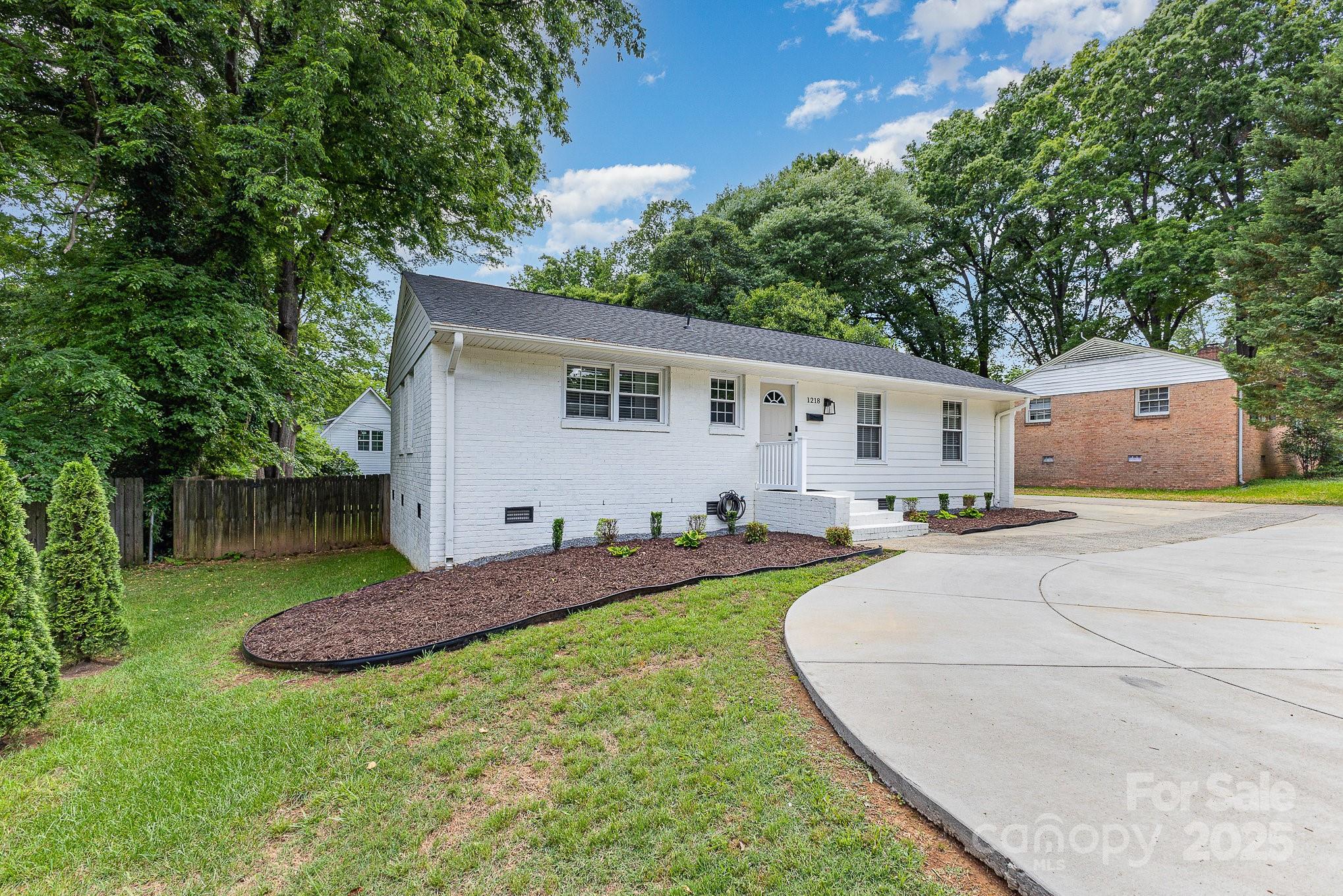 Property image 2 of 1218 E Woodlawn Road in Madison Park, Charlotte, NC 28209