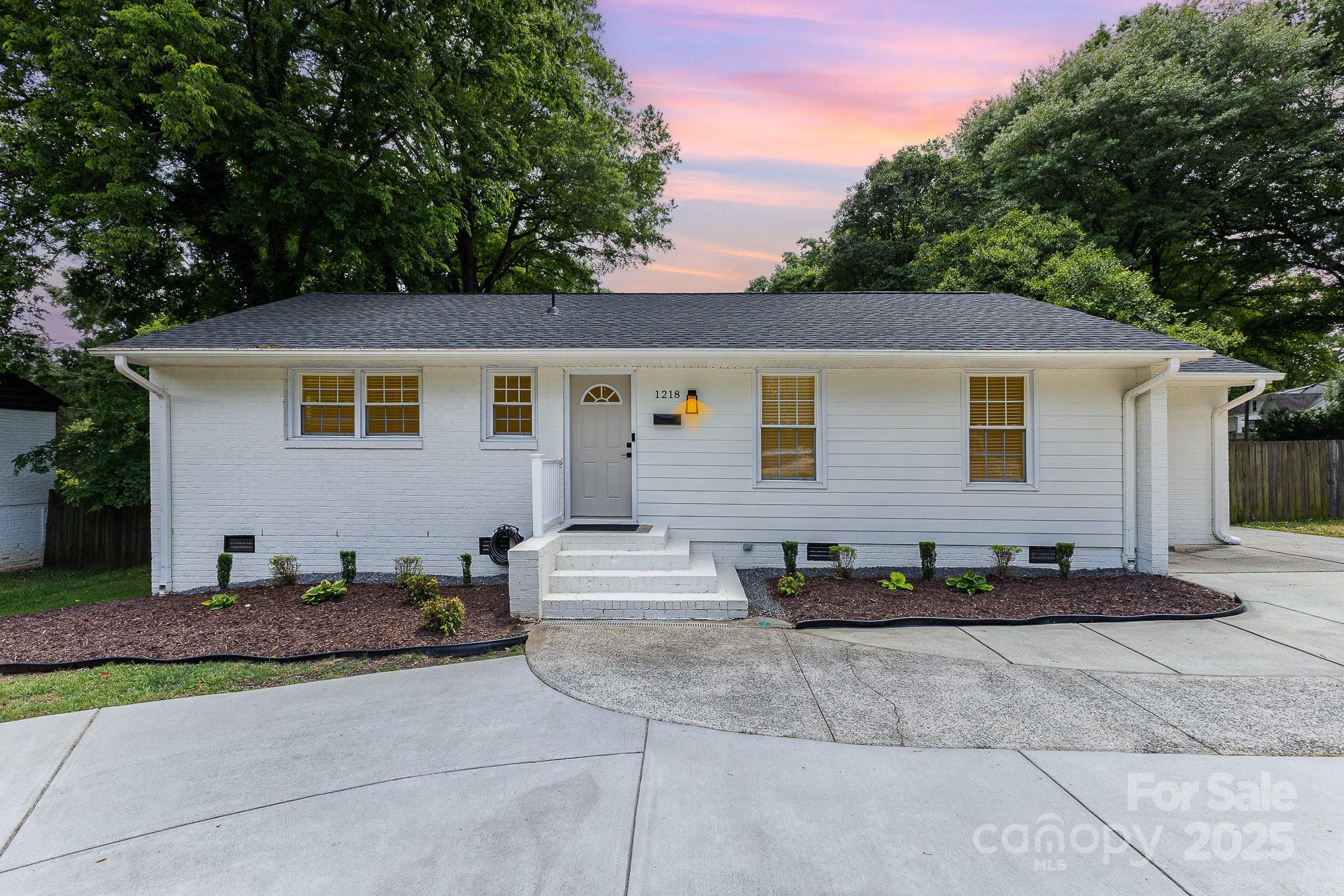 Property image 3 of 1218 E Woodlawn Road in Madison Park, Charlotte, NC 28209