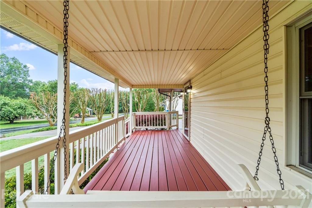 Property image 4 of 5366 Stonewood Drive in Woodridge, Hickory, NC 28602