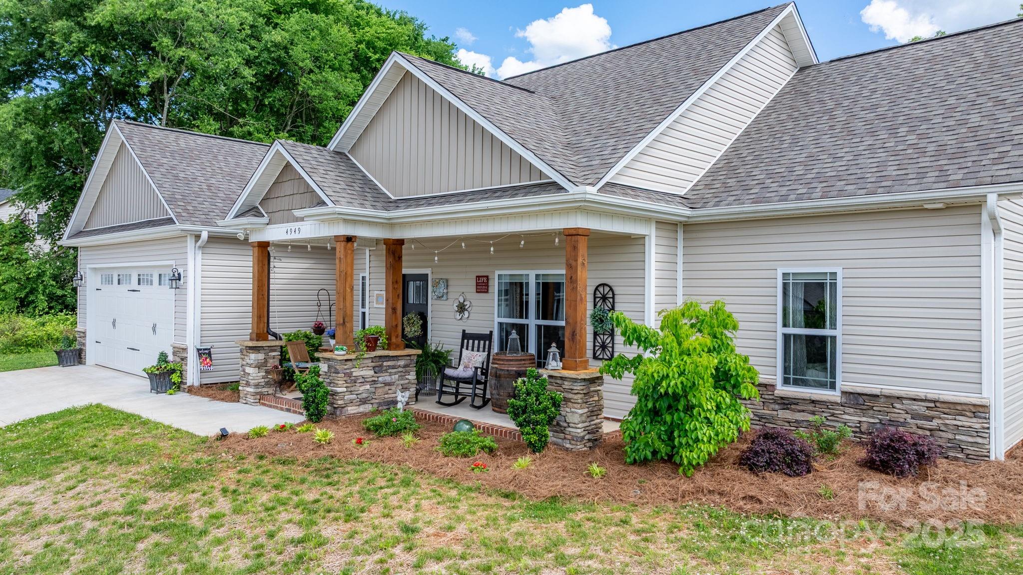 Property image 2 of 4949 Southview Drive in Wallaces View, Hickory, NC 28602