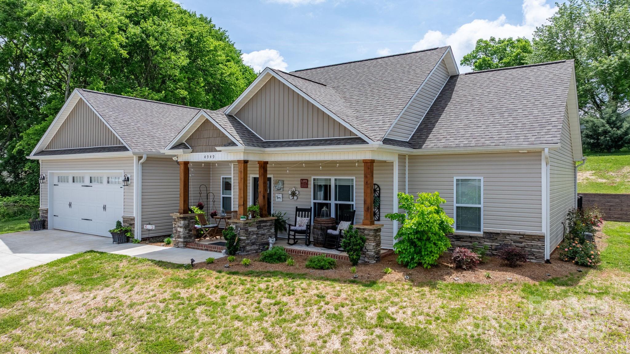 Property image 3 of 4949 Southview Drive in Wallaces View, Hickory, NC 28602