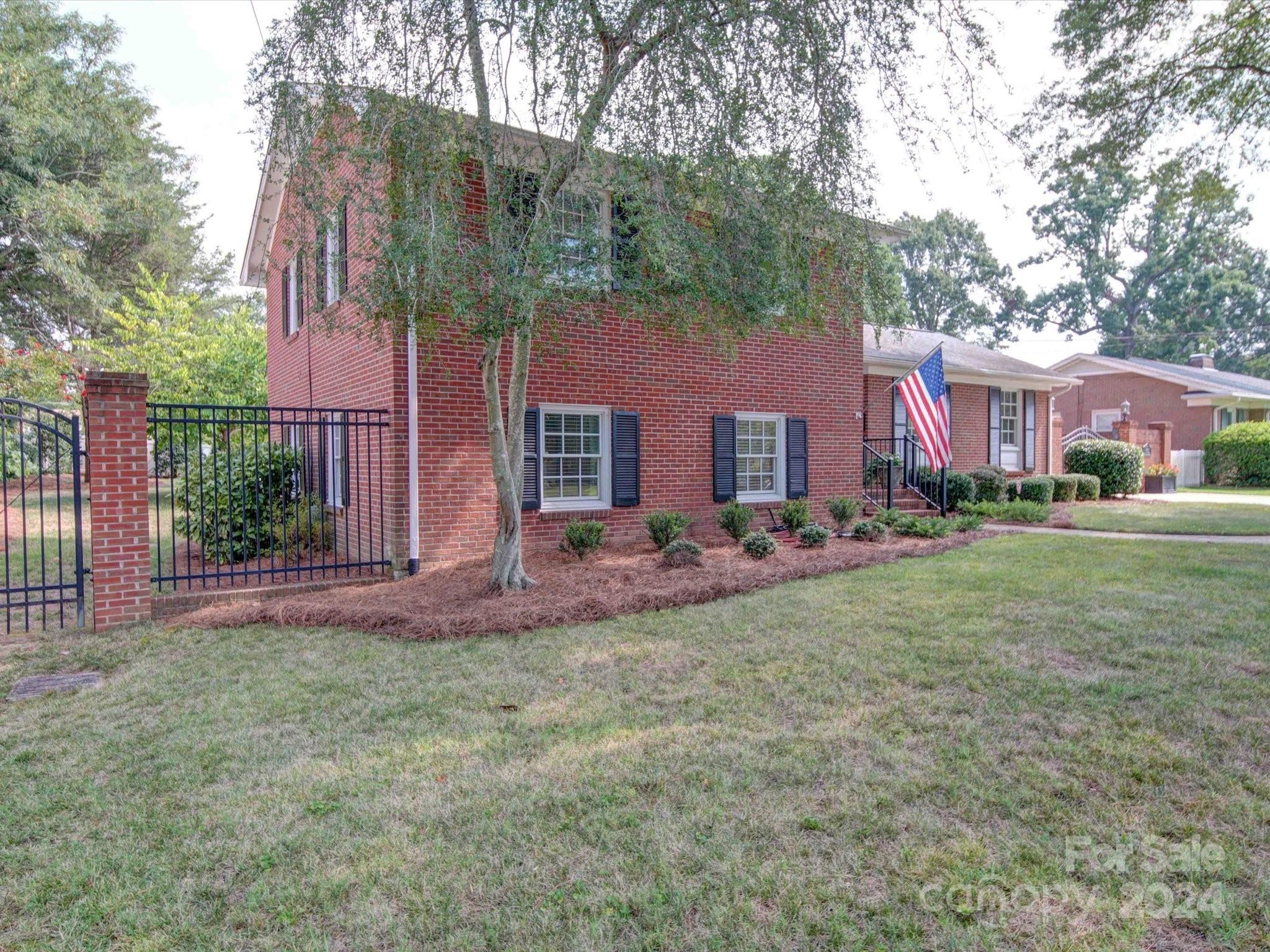 Property image 2 of 1112 Woodvale Avenue in Sherwood Forest, Gastonia, NC 28054