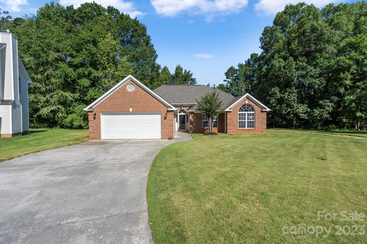 Property image 2 of 6127 Colchester Lane in Buckingham, Matthews, NC 28104