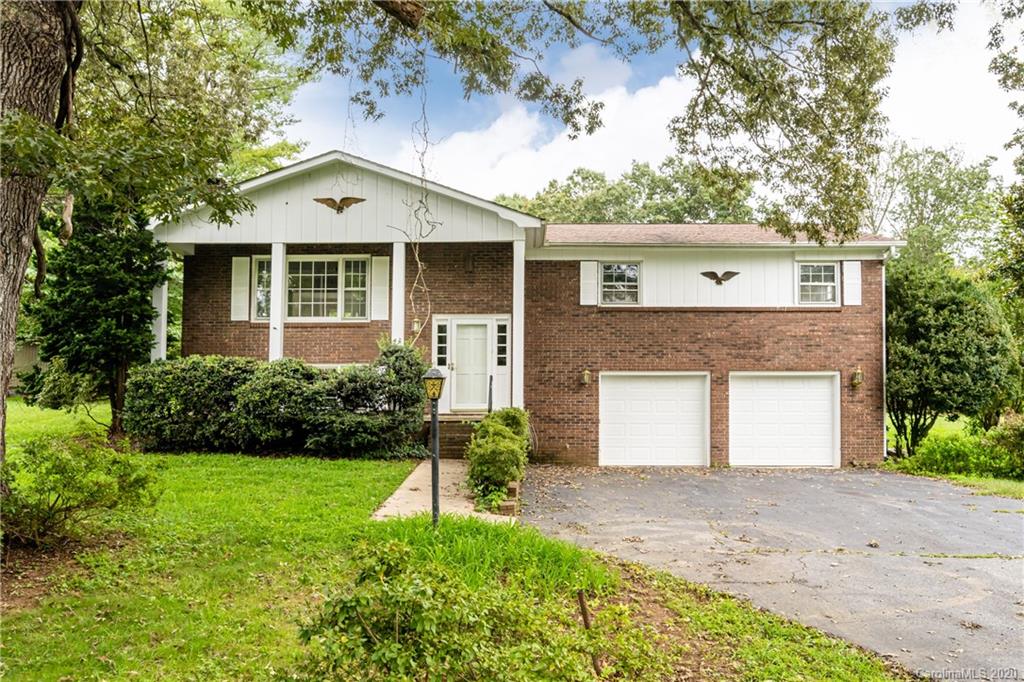 Property image 2 of 208 Applecross Lane in Heatherwood, Hendersonville, NC 28791