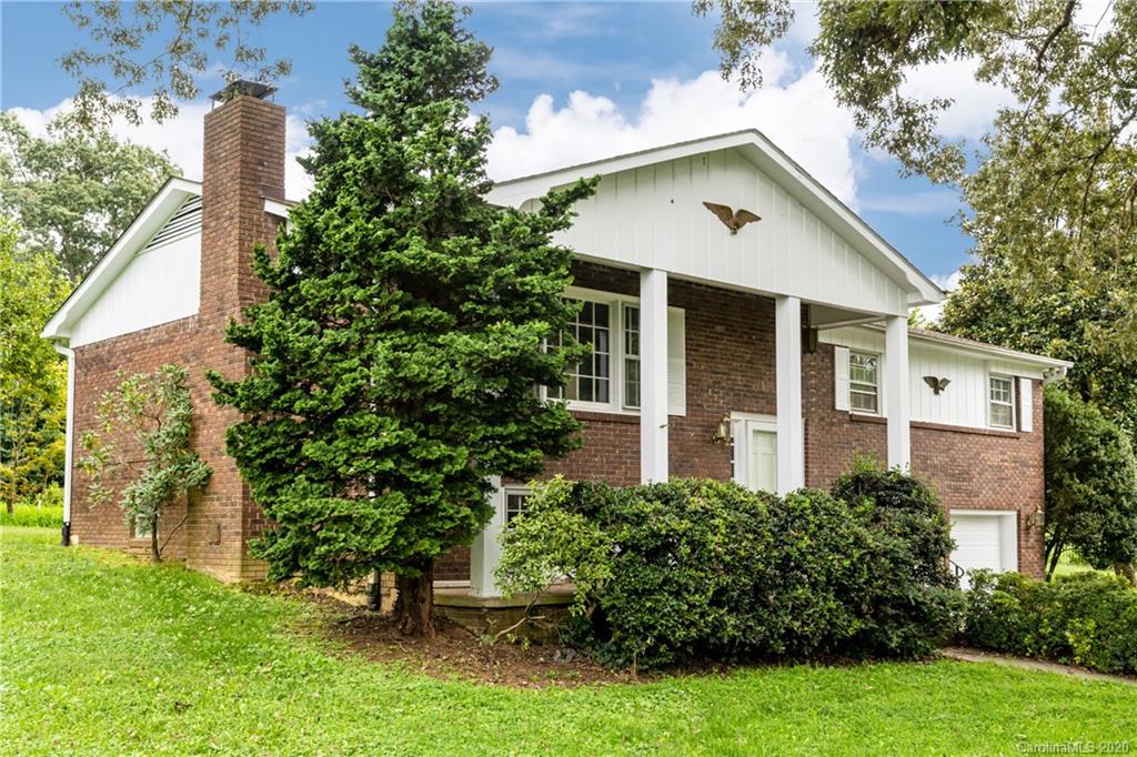 Property image 3 of 208 Applecross Lane in Heatherwood, Hendersonville, NC 28791