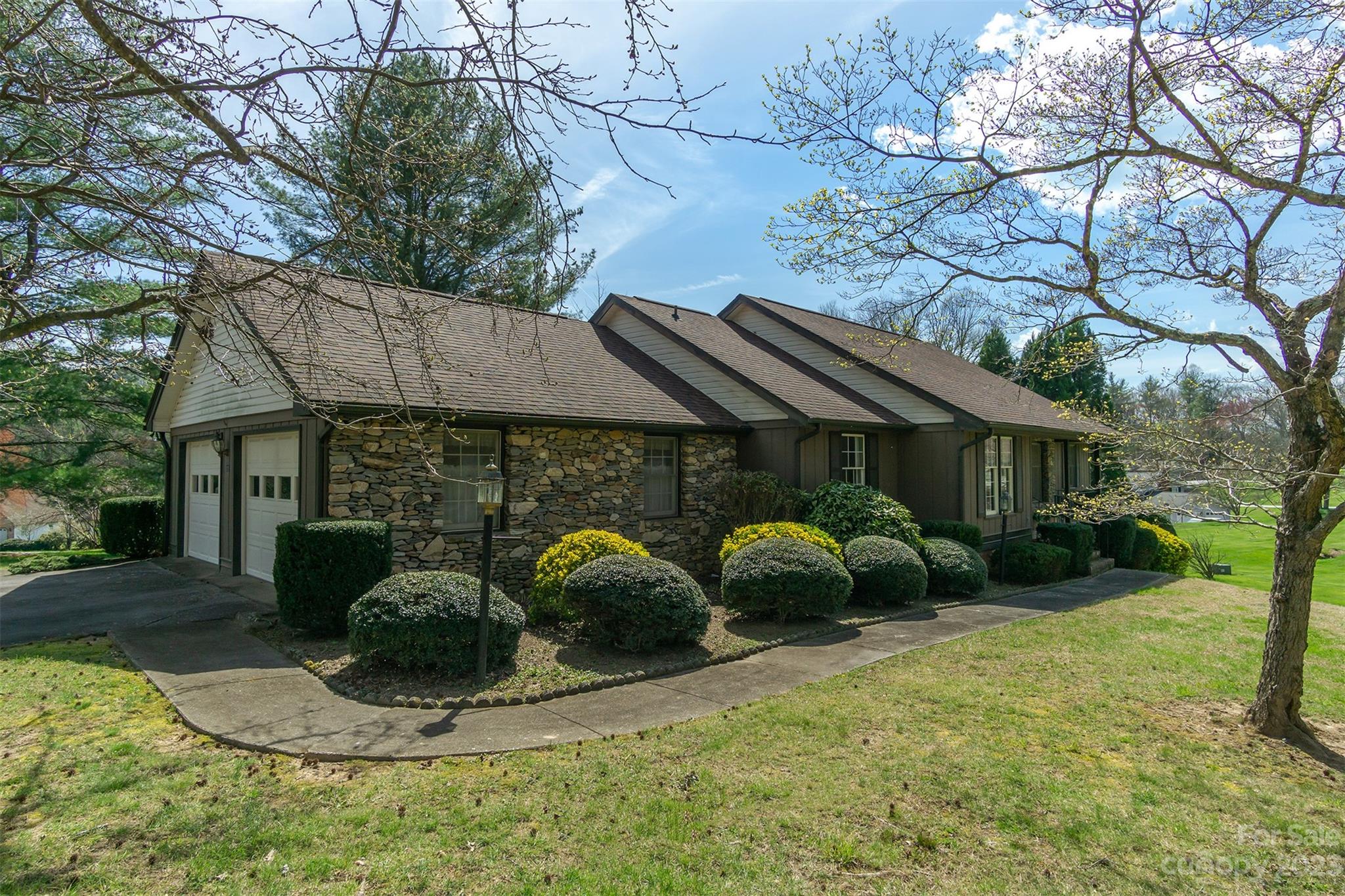 Property image 3 of 117 Larchmont Drive in TAMARAC, Hendersonville, NC 28791