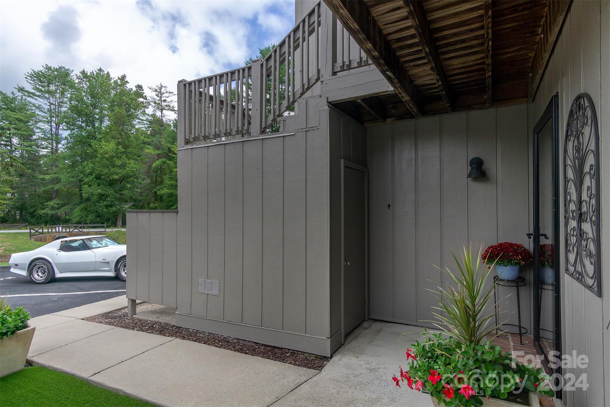 Property image 5 of 203 Juniper Lane in Lakemoor Village, Hendersonville, NC 28739