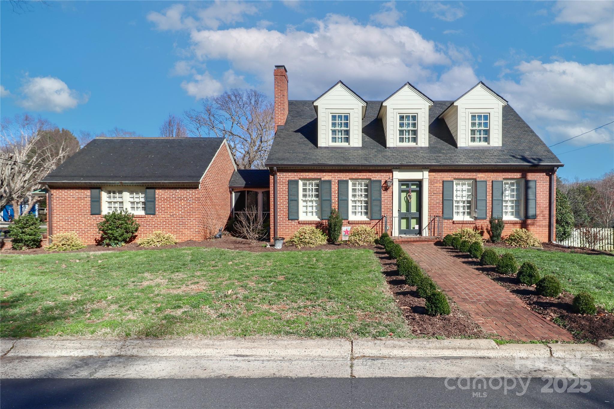 Property image 2 of 632 N Oakland Avenue in Oakland Heights, Statesville, NC 28677