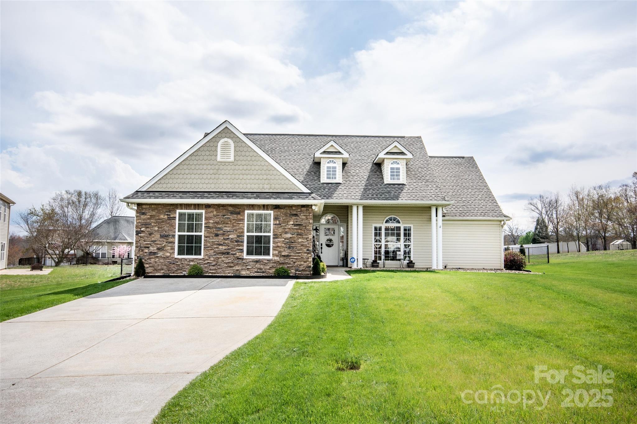 Property image 2 of 118 Heathrow Lane in The Landings, Statesville, NC 28677