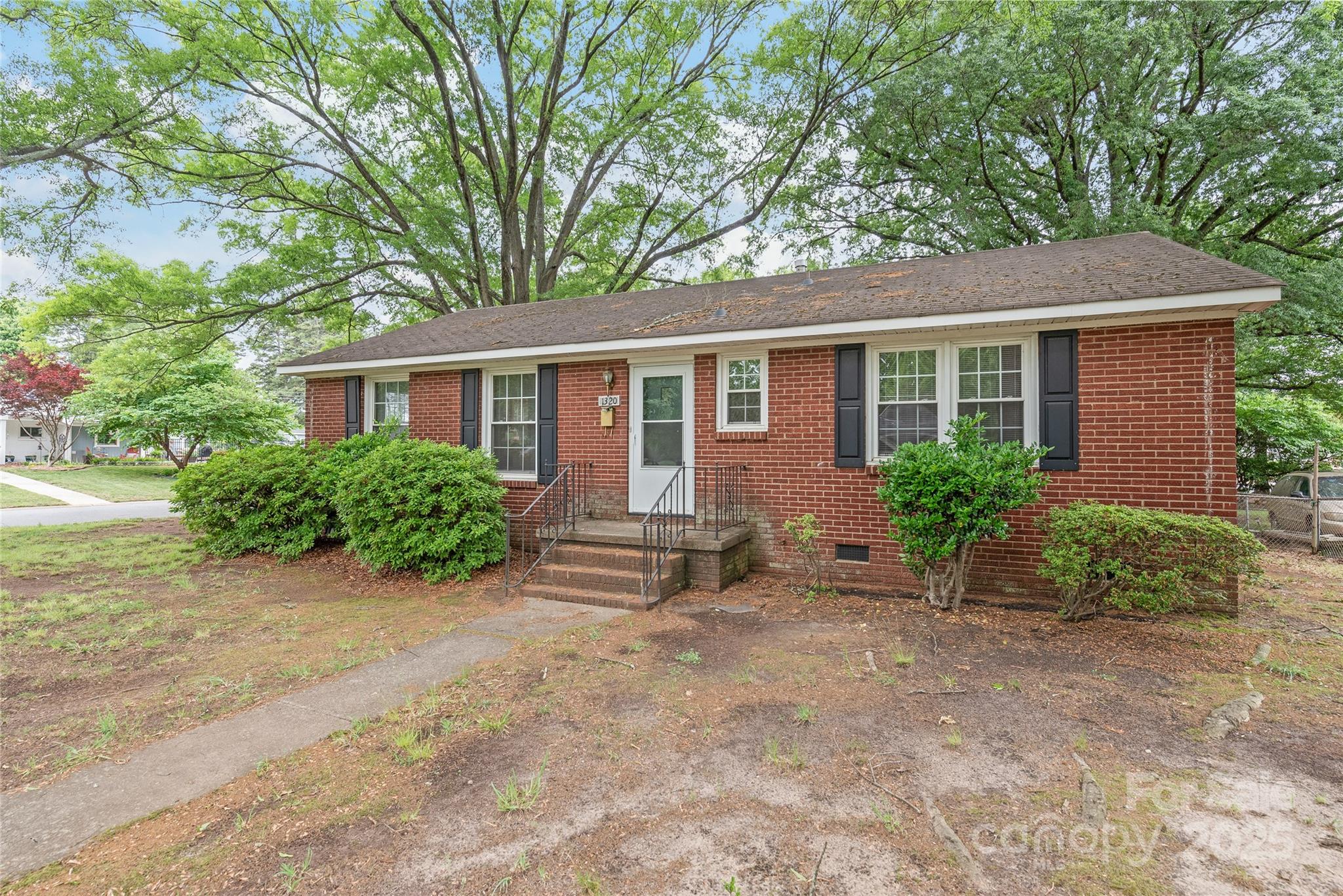 Property image 2 of 1320 Hartford Avenue in Selwyn Park, Charlotte, NC 28209