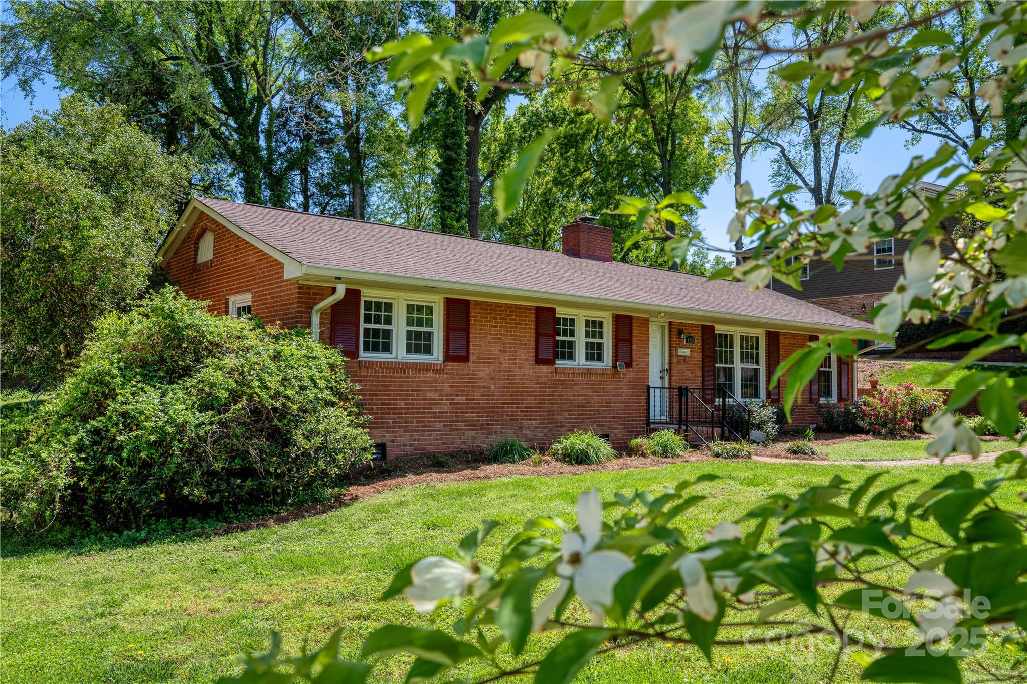 Property image 2 of 4925 Seacroft Road in Madison Park, Charlotte, NC 28210
