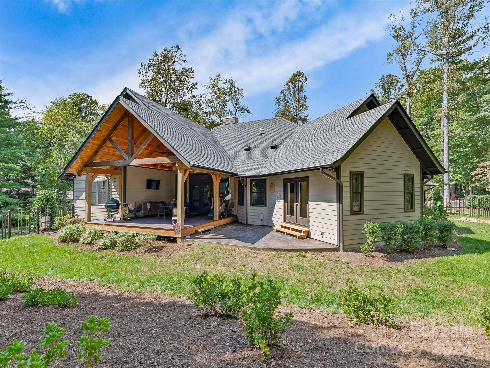 Property image 4 of 118 Camellia Way in Timber Creek, Hendersonville, NC 28739