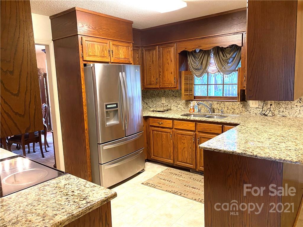Property image 3 of 302 Red Oak Drive in Oakmont, Lenoir, NC 28645