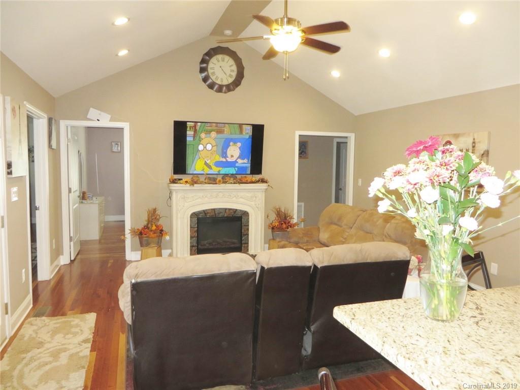 Property image 3 of 2231 Carriage Lane in Grandview Farms, Lincolnton, NC 28092