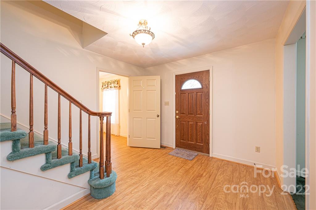Property image 4 of 1535 Knightbridge Drive in Nottingham Estates, Newton, NC 28658