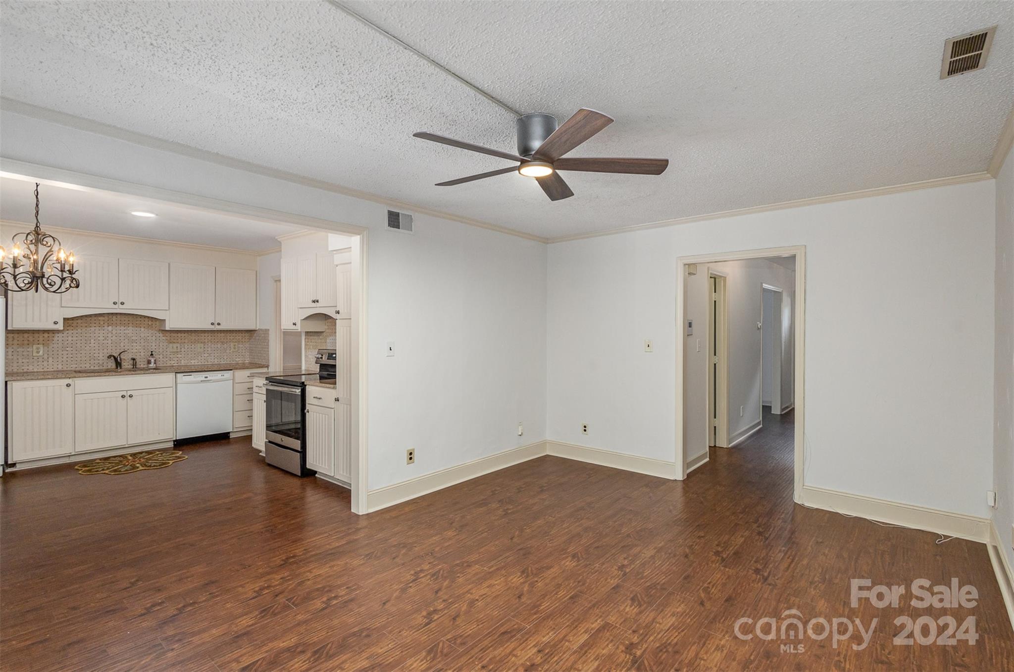 Property image 4 of 6837 Dumbarton Drive in Olde Georgetowne, Charlotte, NC 28210