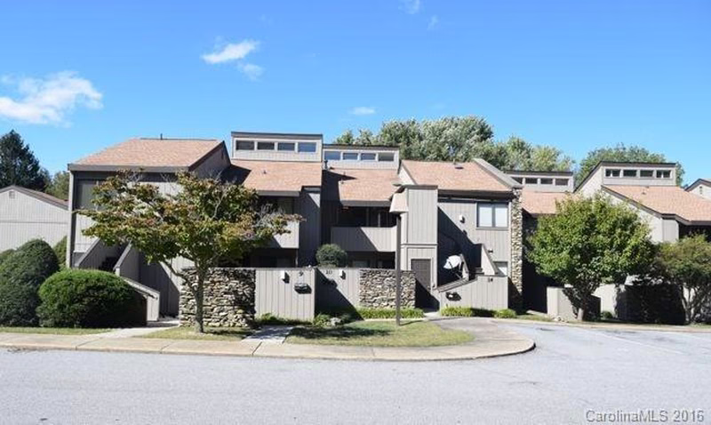 10 Lakemoor Lane