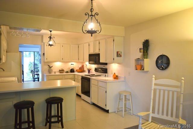 Property image 2 of 10 Lakemoor Lane in Lakemoor Village, Hendersonville, NC 28739