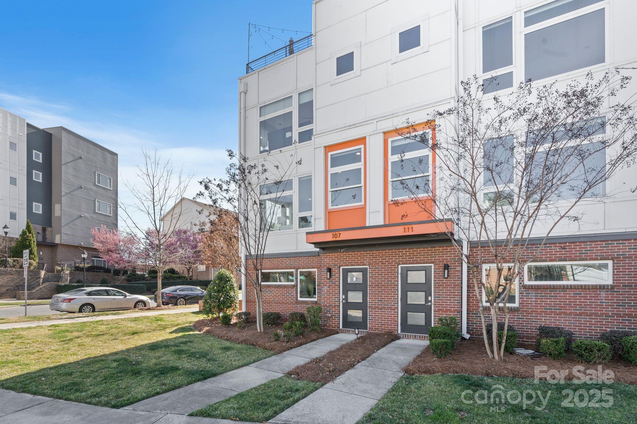 Property image 2 of 107 W Poindexter Drive in Southpoint, Charlotte, NC 28203