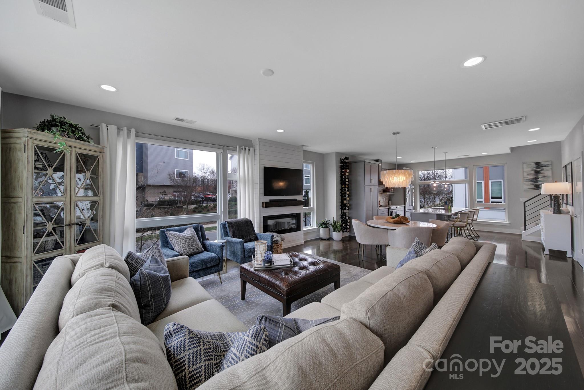 Property image 3 of 107 W Poindexter Drive in Southpoint, Charlotte, NC 28203