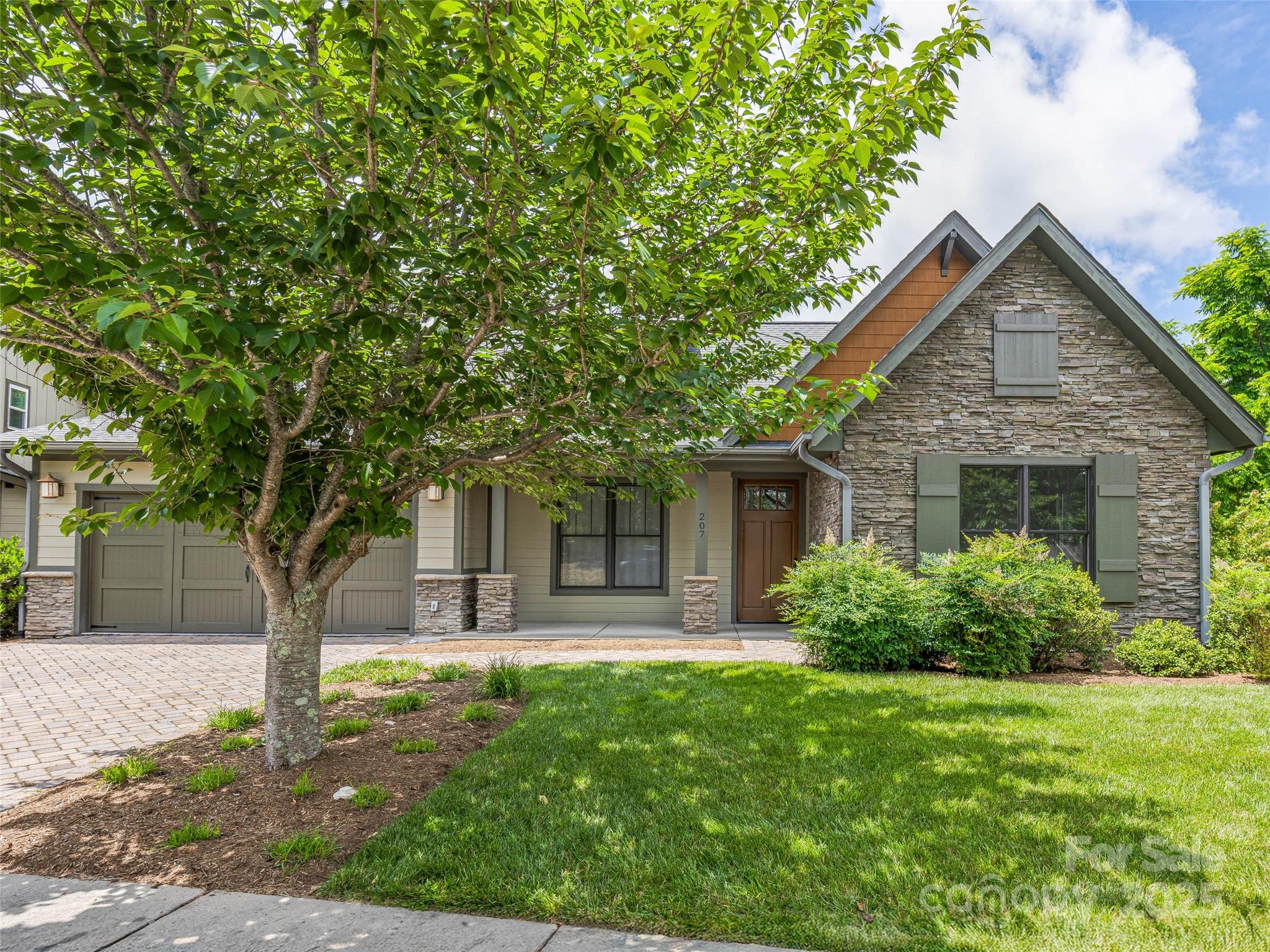 Property image 3 of 207 Hogans View Circle in Hawks Ridge, Hendersonville, NC 28739