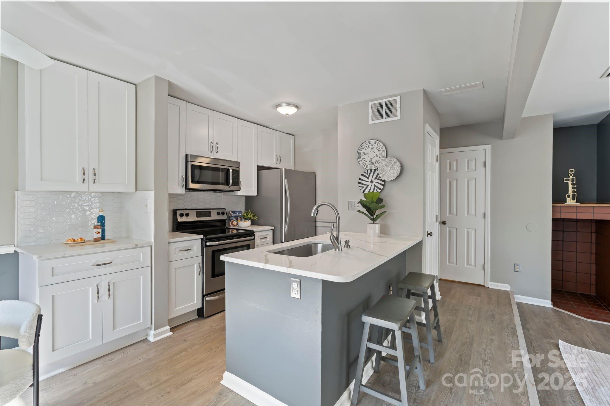 Property image 2 of 419 W 8th Street in Springfield Square, Charlotte, NC 28202