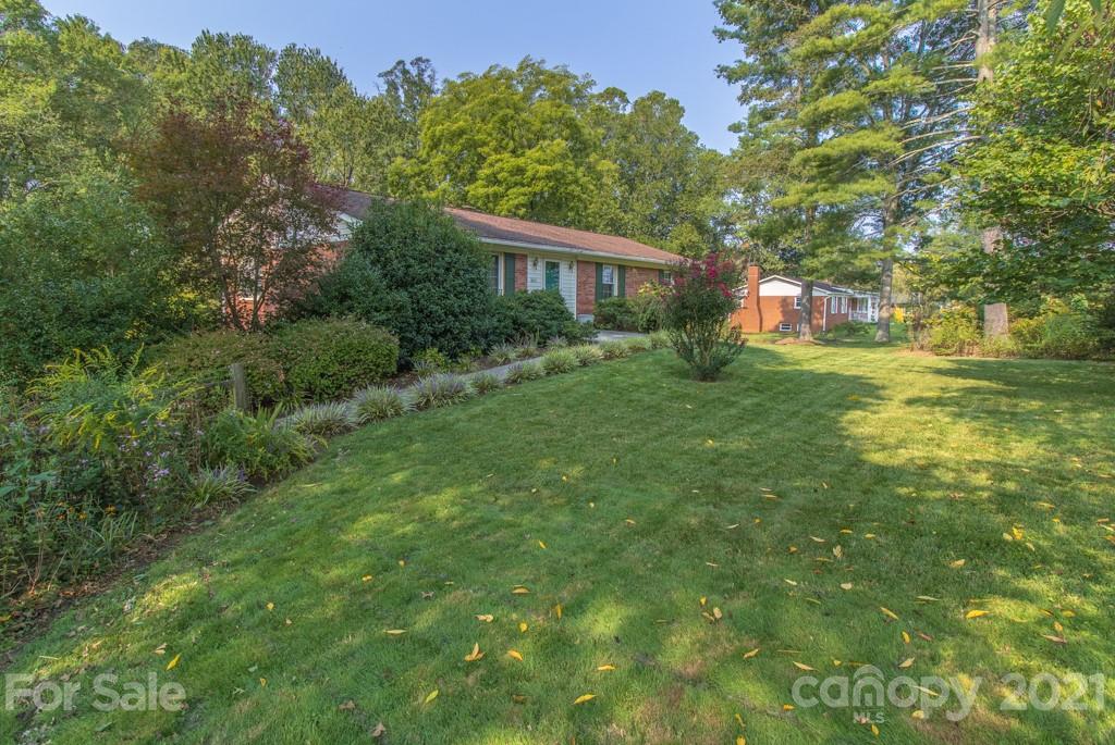 Property image 2 of 1655 Glenheath Drive in Heatherwood, Hendersonville, NC 28791