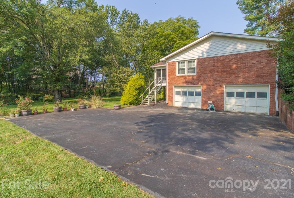 Property image 3 of 1655 Glenheath Drive in Heatherwood, Hendersonville, NC 28791