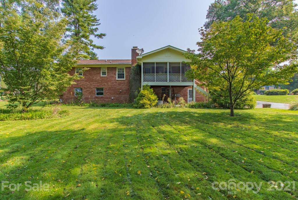Property image 5 of 1655 Glenheath Drive in Heatherwood, Hendersonville, NC 28791